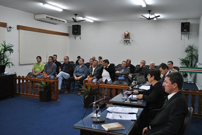 <b>1ª Sessão Extraordinária: vereadores aprovam Projeto de Lei 001/11</b>