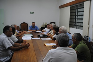 <b>Esclarecidas as dúvidas, projetos de extinção e criação de cargos podem voltar à pauta.</b>