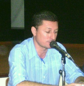 Riva indica colocação de placas de rua, iluminação e limpeza de terreno