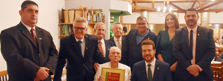 CÂMARA MUNICIPAL ENTREGA DIPLOMA DE CIDADÃO CENTENÁRIO