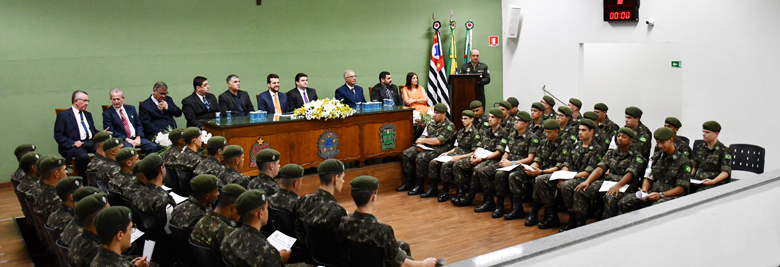 CÂMARA MUNICIPAL REALIZOU SESSÃO SOLENE EM HOMENAGEM AO TIRO DE GUERRA